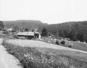 Gettengrün (Kreis Oehlsnitz). Ortsteilansicht mit Gehöften. Dorfstraße 2 und 3