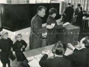 Im Stimmlokal zum Volksentscheid zur neuen Verfassung 1968