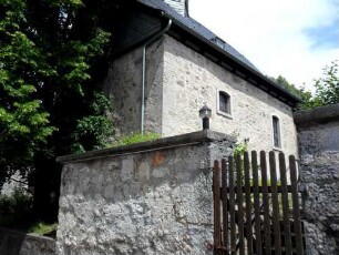 Ansicht von Südwesten mit Langhaus (frühgotisch) über Kirchhofmauer von Ortsseite