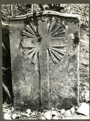 alter Friedhof. Grabplatte mit Kreuz
