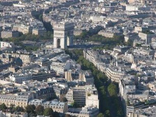 Stadtzentrum mit Arc de Triomphe und Champs Elysees, Blick vom Eiffelturm