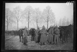 Wallonische Region (Belgien): Halt einer Kavallerieeinheit auf einem Platz ("Marschrast in Belgien. Januar 1915")