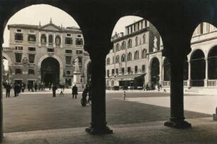 Verona. Piazza Dante (Piazza dei Signori) mit Dante-Denkmal