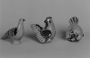 Truthahn, Glucke mit Küken und pickendes Huhn. Irdenware, Engobe, bemalt, glasiert, z. T. Ritzverzierung (1. H. 20. Jh.; K. Feuerriegel). Museum im Schloß Frohburg V 531/96, V 532/96, V 533/96