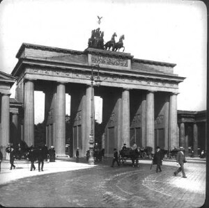 Berlin-Mitte. Brandenburger Tor (1788-1791; C. G. Langhans). Stadtseite mit Spaziergängern