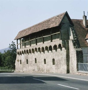 Gelnhausen. Stück der ehemaligen Stadtmauer mit Wehrgang. Stadtseite