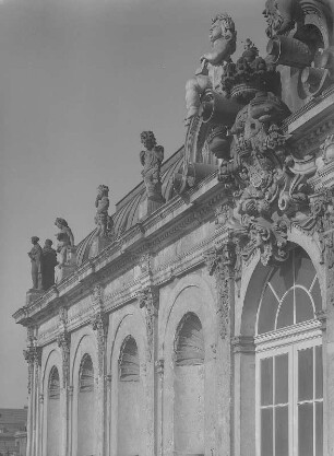 Dresden. Zwinger, Dachbekrönungen eines Pavillons