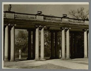 Rheinsberg (Brandenburg) Kolonaden im Schlosspark : Brandenburg. Schloss Rheinsberg. Kolonaden an der Vorderseite des Schlosses. Ansicht vom Innenhof