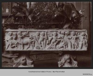 Sarkophag mit Putti und Kentauren