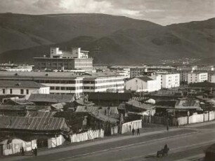 Ulan Bator. Blick von Nordwesten über Katenviertel des Stadtrandes auf Neubauviertel am Zentralwarenhaus gegen Bogdo ola (2273 m)