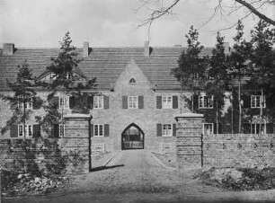 Eingang zur Siedlungsanlage Am Heidehof, Potsdamer Chaussee