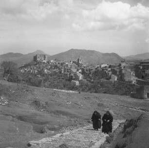 Castelbuono, Blick auf das Castello dei Ventimiglia und die Stadt mit zwei alten Frauen