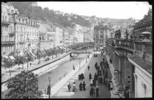 Karlsbad. Kreuzgasse und Mühlbrunn-Kolonnade am Mühlbrunn-Quai