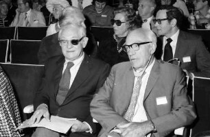 25. Jubiläumstagung 1975 Medizin: In der Sitzreihe: Julius Axelrod, Sir John C. Eccles