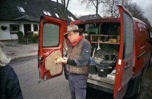 Am Bargfeld 6: Stolpersteinverlegung für Ernst August Bastian: Künstler Gunter Demnig mit Messingplatte für Stolperstein, 26. November 2009