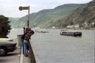 [Mittelrheintal: Bushaltestelle am Rhein gegenüber von Kaub]