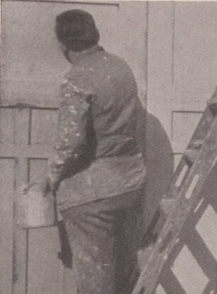 Fotografie einer Handwerkerin/Malerin bei der Arbeit (1)