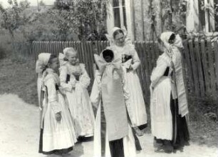 Brautjungfern aus Radibor : Kleidung - katholische Tracht. Ort: Radwor / Radibor. Brautjungfern (družki) an Fronleichnam.