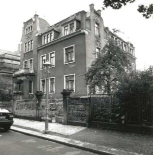 Dresden-Trachau, Dorothea-Erxleben-Straße 15. Villa (um 1900). Straßenansicht mit Einfriedung