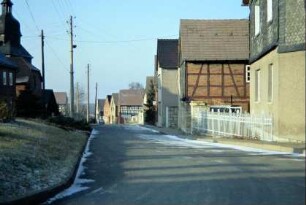 Dorfstraße gegenüber der Kirche, Häuserzeile