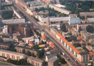 Dessau-Innenstadt. Askanische Straße mit Georgenkirche und Leopolddankstift (Museum für Naturkunde und Vorgeschichte Dessau). Luftbild-Schrägaufnahme von Osten