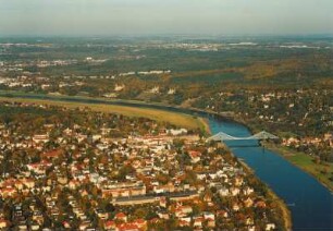 Dresden-Striesen. Stadtteilansicht Stadtteilansicht Striesen und Blasewitz, Elbe mit Blauem Wunder (Loschwitzer Brücke) gegen Dresdener Heide. Luftbild-Schrägaufnahme von Osten