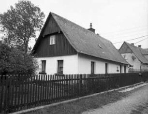 Triebel-Posseck, Am Teich 8. Wohnhaus. Straßenansicht mit Einfriedung
