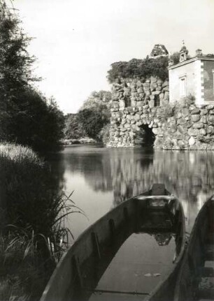 Oranienbaum-Wörlitz, Wörlitzer Park. Der "Stein" mit Vulkan und Grotte zum Landen der Boote (1792; G. C. Hesekiel) und mit Villa Hamilton (F. W. von Erdmannsdorff)