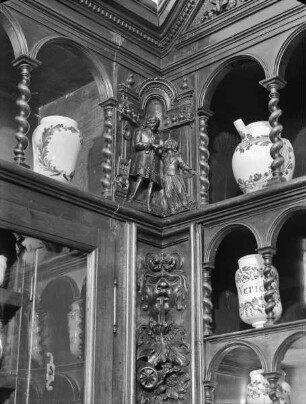 Regalwand aus der ehemaligen Charité-Apotheke in Lyon — Zahnzieher