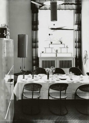 Speisezimmer-Interieur mit Anrichte und Eßtisch