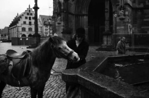 Freiburg: Zwei Reiterinnen am Münsterbrunnen
