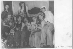 Gruppenfoto mit Etha Richter auf einer Faschingsfeier in Dresden