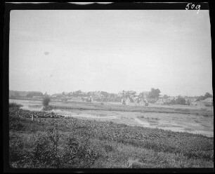Péronne (Dep. Somme, Frankreich): Stadtpanorama hinter der Somme