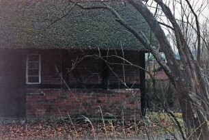 Nütschau: Schloßstraße 42a-c: traufständige Mehrfamilienkate aus Fachwerk mit Reetdach: Straßenfront, Teilansicht rechts: Eingangstür, Sprossenfenster