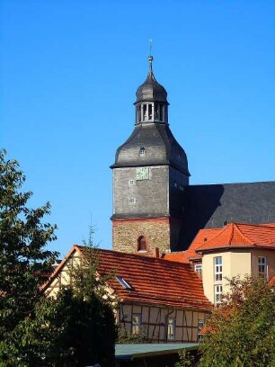 Harzgerode - Der Turm der Bergkirche : Die Kleinstadt im Unterharz hat sich zum lokalen Wirtschaftsstandort und Touristenziel entwickelt. Der Turm der Bergkirche Sankt Marien überragt alle Häuser. Aufgenommen in Harzgerode am 16. Oktober 2011