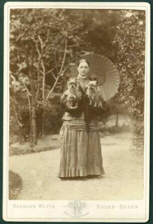 Porträt einer Dame mit zwei Hündchen, Ganzfigur.