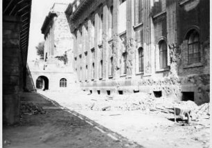 Einschüsse am Nordflügel des Pergamonmuseums und zerstörter Übergang zum Kaiser-Friedrich-Museum