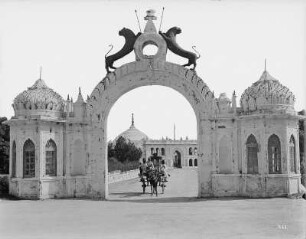Lucknow (Lakhnau), Indien. Shah Najaf Imambara (1816 als Mausoleum für Ghazi-ud-Din Haider), Außentorbau gegen Torgebäude und Kuppel