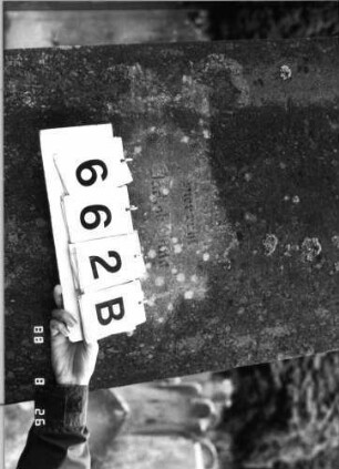 Grabstein 662 (Index: 100099725) Maße HxBxT: 213x60x25 cm Symbolik: Blumenkranz Besonderheit: kulturhistorisch wertvoll / hist.-wiss. Gründe (Gemeindestellung): Grabstein 662B