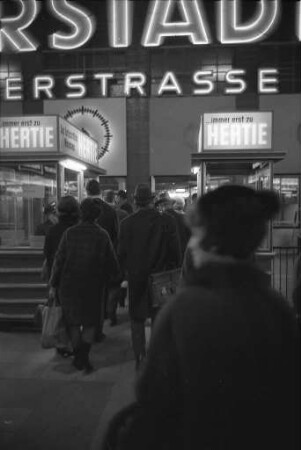 Pendler im Karlsruher Hauptbahnhof.