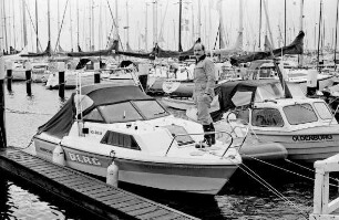Kiel: Jachthafen Kiel-Schilksee: Michael Rehberg von der Deutschen Lebensrettungsgesellschaft (DLRG) auf einem Rettungsboot