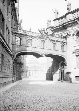 Dresden. Übergang vom Residenzschloss zur Hofkirche von Osten