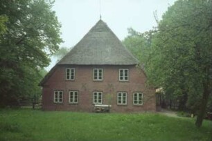 Rade: Rader Weg 208: Bauernhaus mit Reetdach: Giebelseite Wohntrakt
