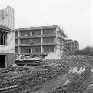 Seniorenwohnanlage Rosenhof I: Hoisdorfer Landstraße: Gebäudekomplex im Bau: Appartmenthäuser im Rohbau: davor unbefestigtes Gelände und Baumaterial