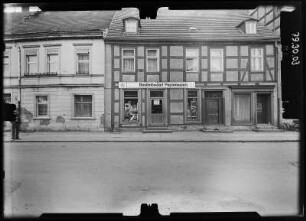 Angermünde, Brüderstraße. Wohnhaus mit Läden. Straßenfront