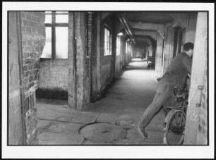 Arbeiter mit Fahrrad im VEB Ziegel- und Klinkerwerk Großräschen