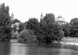 Großenhain. Blick über den Gondelteich nach Nordwest zum Stadtzentrum mit Rathausturm, Turm der Marienkirche und Schloßruine