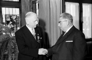 Freiburg: Regierungspräsidium; Bundesverdienstkreuz für Schneidermeister (Regierungspräsident Anton Dichtel, Landherr)