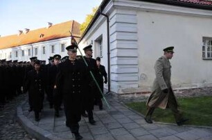 Vilnius - Rekruten der litauischen Streitkräfte marschieren : Nach einem militärischen Zeremoniell marschieren Rekruten der litauischen Streitkräfte mit einem Offizier aus dem Arsenalgelände. Aufgenommen am 9. Oktober 2010 in Vilnius