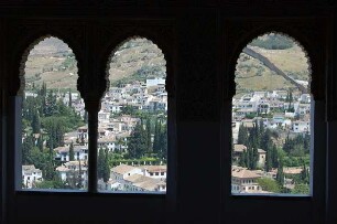 Granada - Burgberg Alhambra : Alhambra: Durchblick aus dem Königspalast der Nasriden auf das Stadtviertel Albaicin, aufgenommen 2007